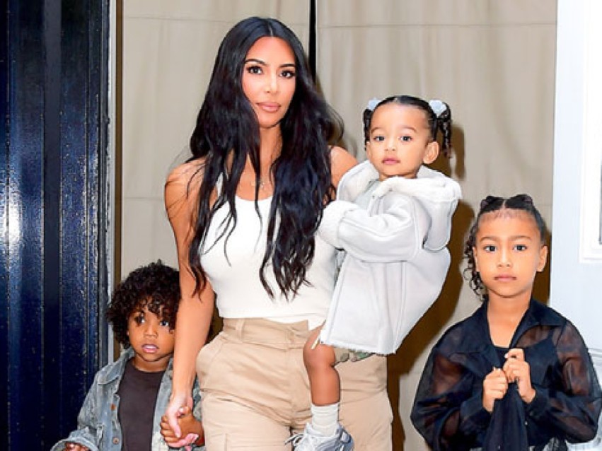 Ushtri dadosh në shtëpinë e Kim Kardashian: Zbulohet numri i saktë i stafit që e ndihmon me fëmijët