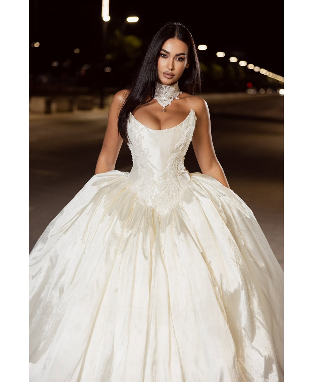 Adrola Dushi mahnit me elegancën e saj në fustane nusërie