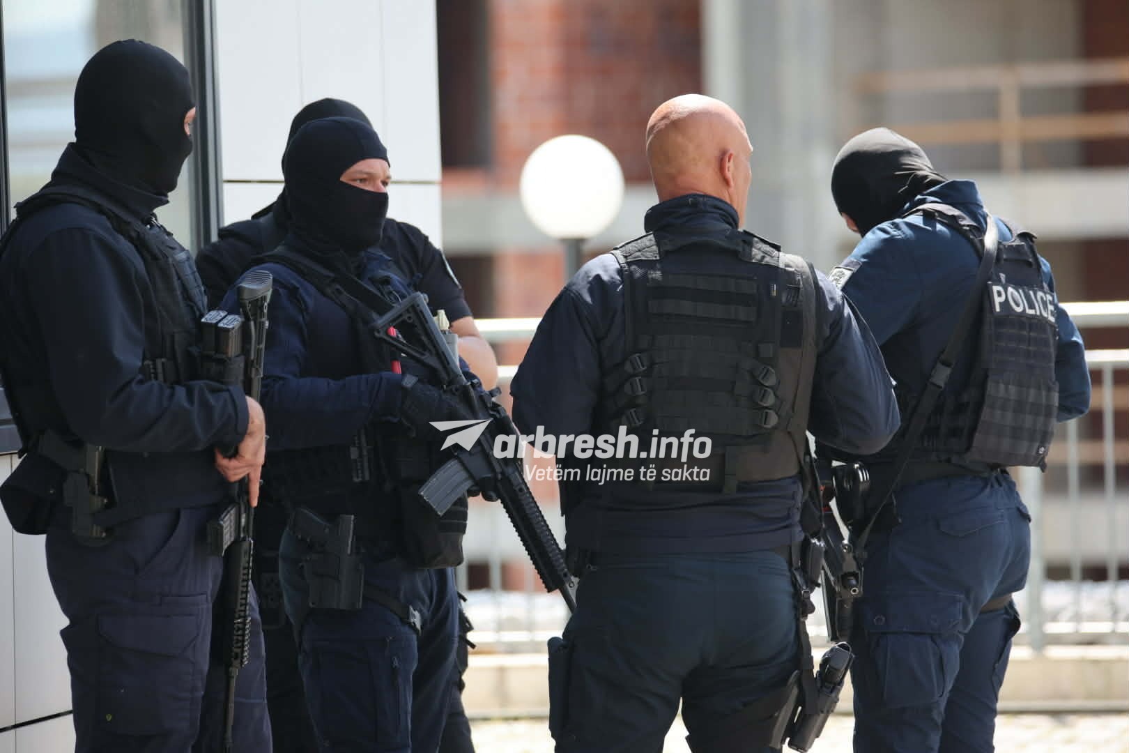 Goditje fajdes dhe shtrëngimit në Pejë: Arrestohet i dyshuari, konfiskohet armatim i konsiderueshëm