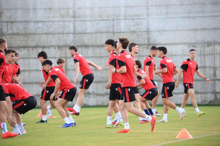 Kombëtarja U-21 përmbyll stërvitjet në Hungari, kuqezinjtë gati për sfidën me Ukrainën