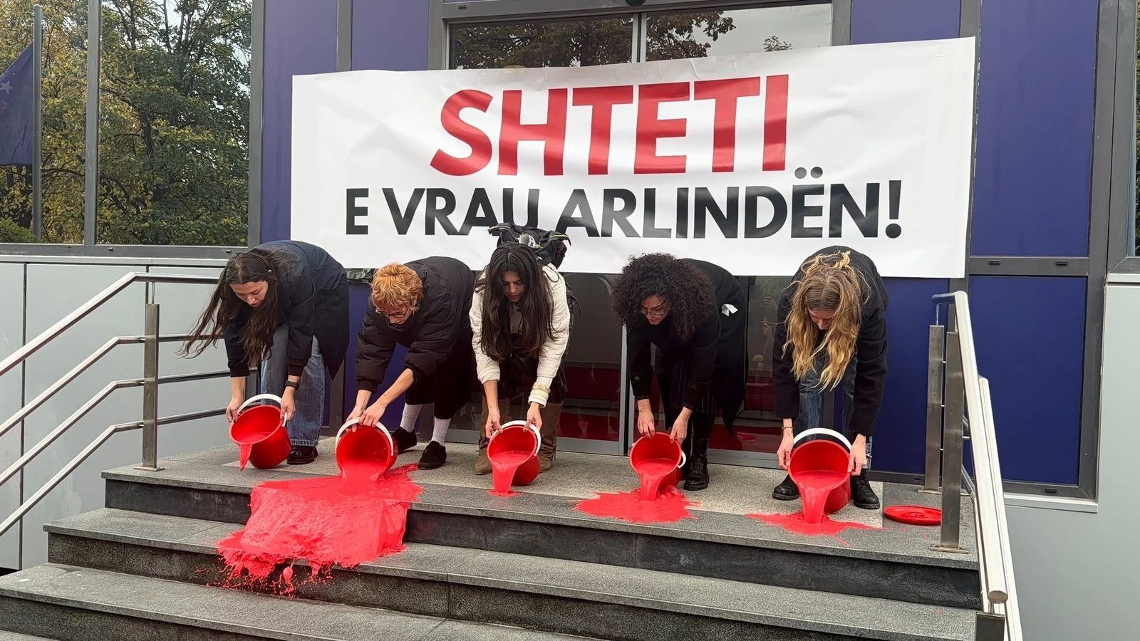 “Shteti e vrau Arlindën”: Aktivistet e organizatës QIKA ndërmarrin aksion protestues para Qeverisë