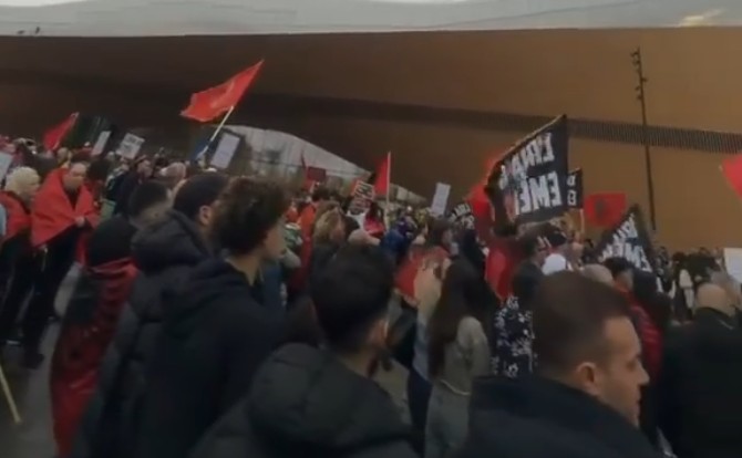As moti i ftohtë e shiu s'i ndalin: Bashkatdhetarët në Finlandë ngrihen në protestë kundër vendimit të Speciales