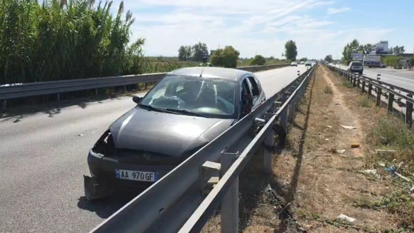Aksident në aksin Pushimi i Shoferit–Lushnje, makina dal nga rruga dhe përplaset me barrierat