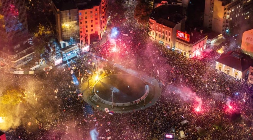 Paralelet mes Serbisë dhe Shqipërisë: Si solli revolta qytetare ndryshimin e madh politik