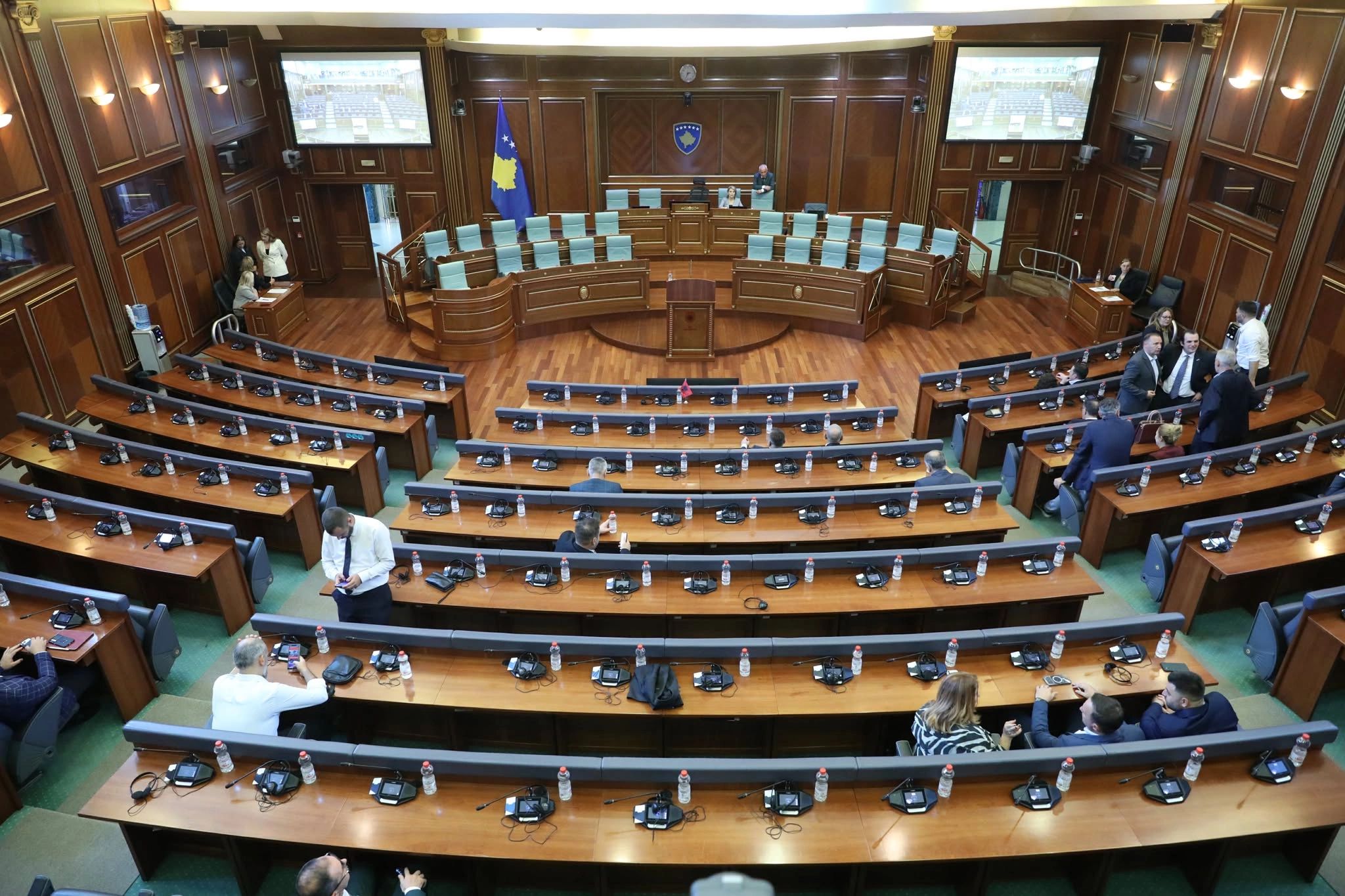 Kushtetuesja vë në lëvizje institucionet