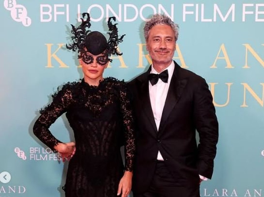 Në krah të Taika Waititi: Rita Ora shkëlqen në Londër me një stil unik