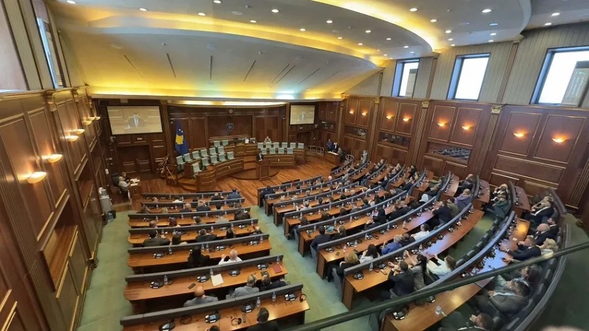 Tragjedia në Pejë: Kuvendi i Kosovës mblidhet sot në seancë të jashtëzakonshme për vrasjen e gruas në Vitomiricë