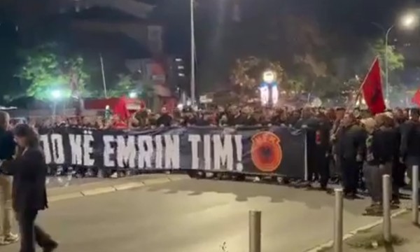 Protesta para Kuvendit: Thirrje urgjente për miratimin e ligjit dhe lexim i emrave të deputetëve