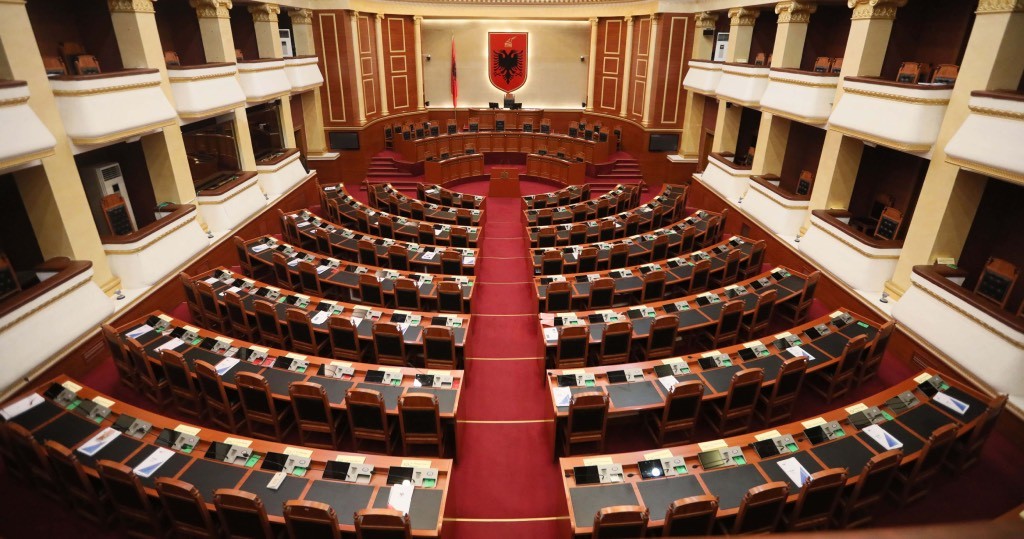 Ndryshon harta administrative e Shqipërisë: Kuvendi miraton reformën e re territoriale mes tensioneve të ashpra