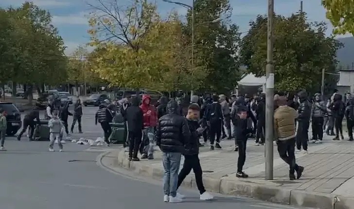 Tensione dhe përplasje në Korçë: Përfundon protesta, mbi 20 të rinj shoqërohen në polici