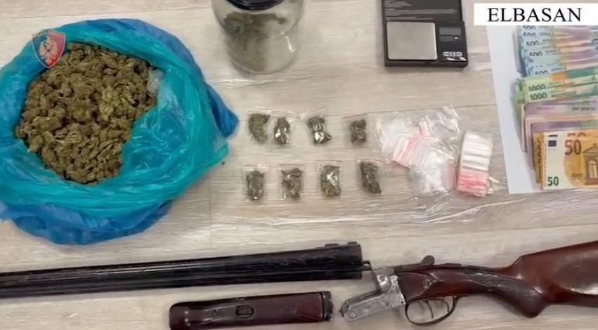 Operacioni “Shitblerja” në Elbasan: Sekuestrohen drogë, armë dhe para, vihen në hetim tre persona