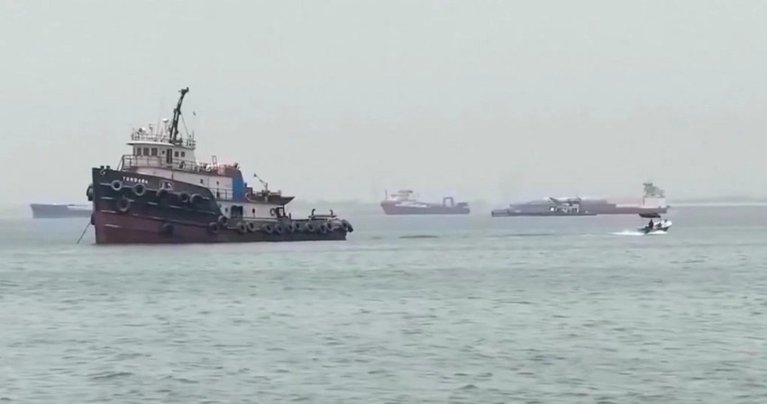 Incident i rëndë në Ngushticën e Hormuzit: Cisterna e naftës goditet nga një predhë e panjohur
