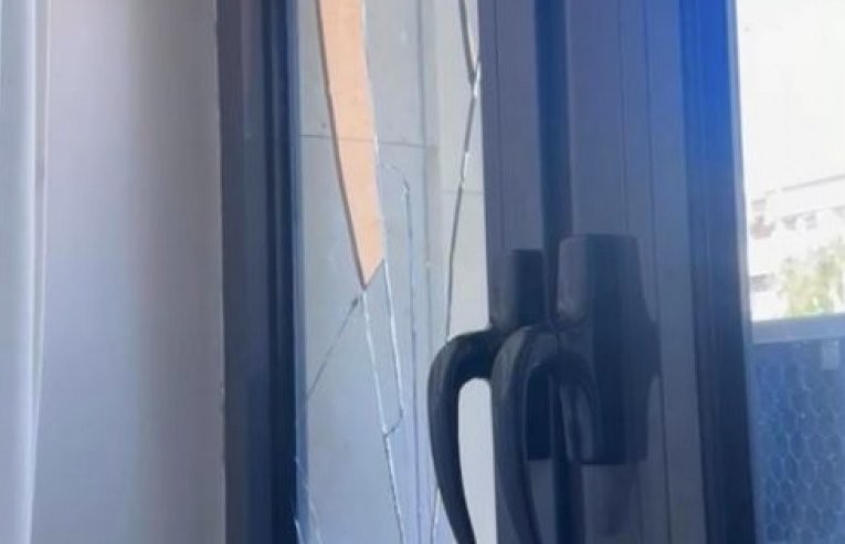 Tensione para Parlamentit: Thyehen dritaret e Kuvendit të Kosovës gjatë protestës