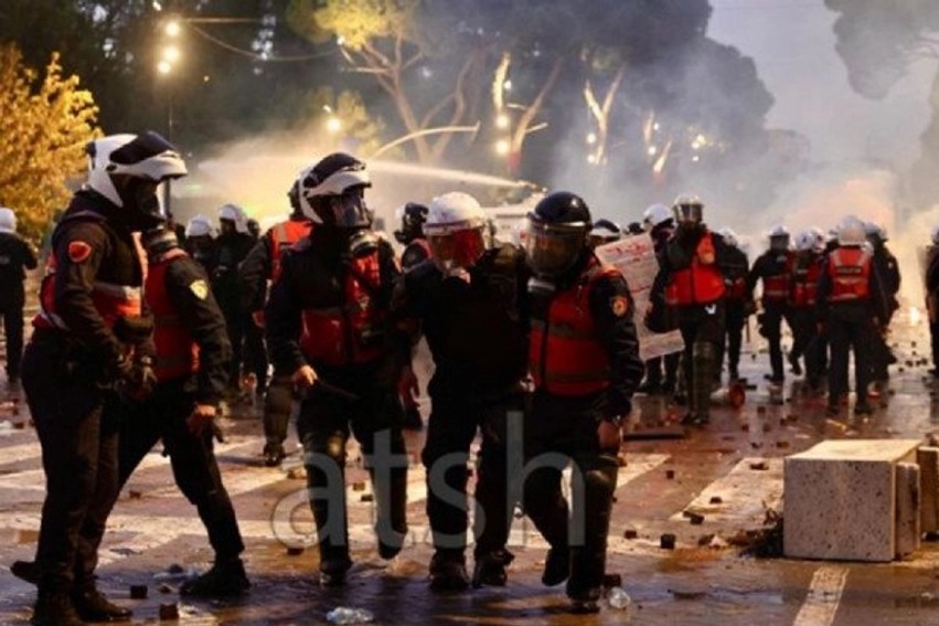 Bilanci i dhunës në Tiranë: Dhjetëra të lënduar mes tyre 21 efektivë policie, flakë dhe shkatërrim gjatë protestës