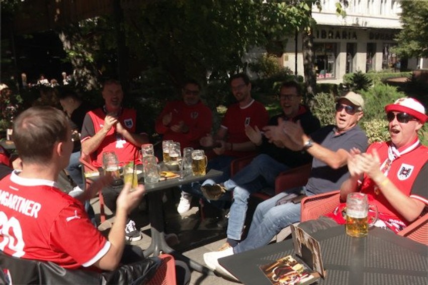 Ethet e ndeshjes Kosovë-Austri: Tifozët e huaj shijojnë Prishtinën, vendësit kërkojnë triumfin në “Fadil Vokrri”