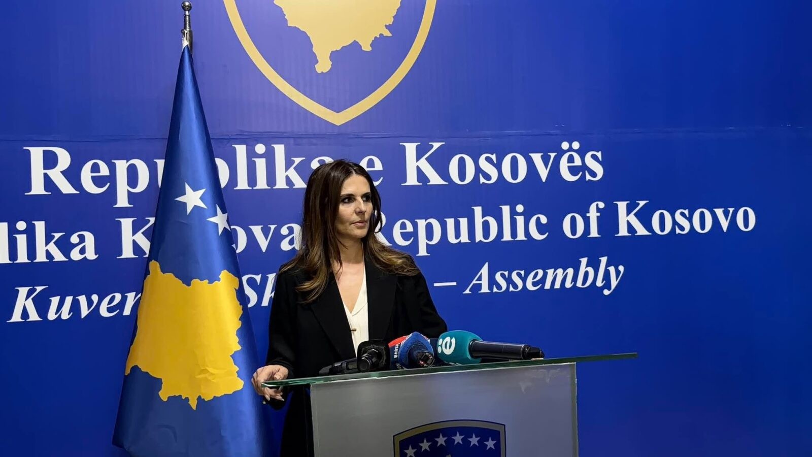 Vlora Çitaku bën thirrje për kthimin e deputetëve në sallë dhe votimin e Ligjit për Dhomat e Specializuara