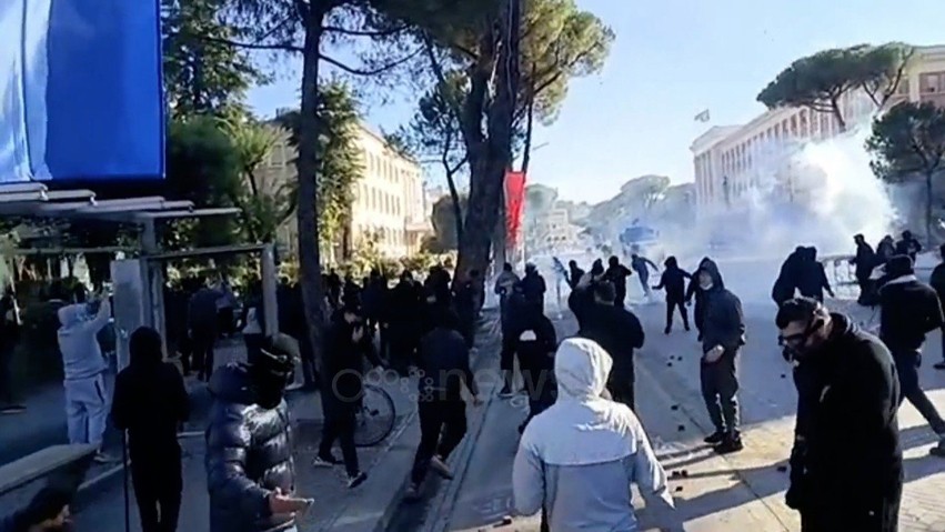 Vazhdojnë protestat në vend: Tre të plagosur kërkojnë ndihmë mjekësore në Spitalin e Traumës