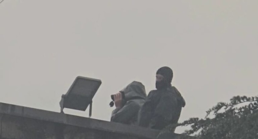 Masat e rrepta të sigurisë te Kryeministria: Efektivë të maskuar dhe vëzhgues nga lart gjatë protestës