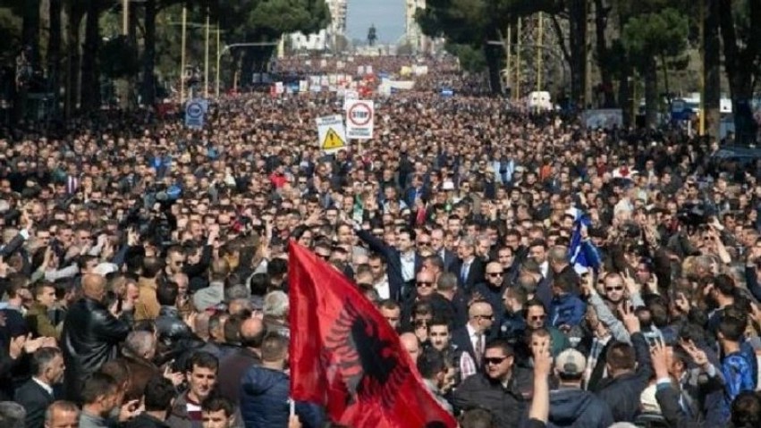 Vullneti i studentëve nuk thyhet: Mijëra protestues rikthehen fuqishëm te Rruga e Durrësit