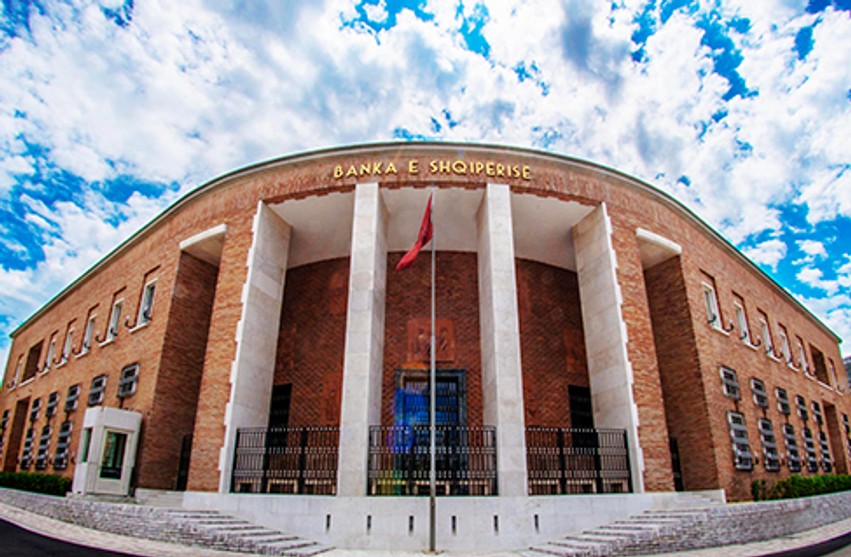 Garantohen kursimet e qytetarëve: Banka e Shqipërisë qetëson opinionin publik pas dëmtimeve në disa filiale bankare