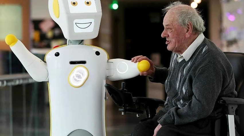 Inovacion në Paris: Robotët futen në spital për të asistuar në rehabilitimin e të moshuarve