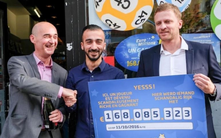 Fitoi 168 milionë euro në lotari, pastruesi me origjinë nga Kosova jeton në ankth për jetën e tij