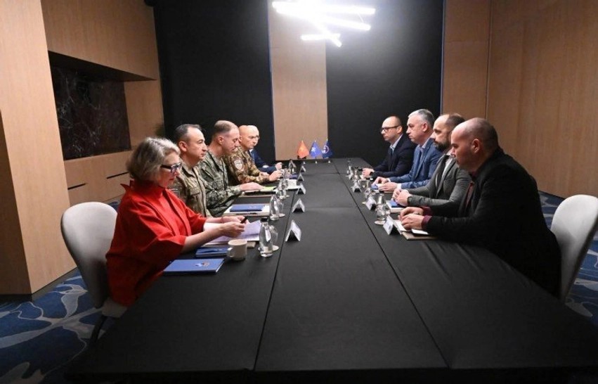Admirali i NATO-s zhvillon takime me Listën Serbe dhe kreun e Mitrovicës së Veriut