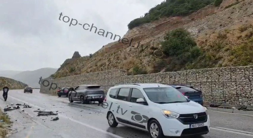 Aksident i rëndë në aksin Levan-Tepelenë, nënë e bijë përfundojnë të plagosura pas daljes së makinës nga rruga