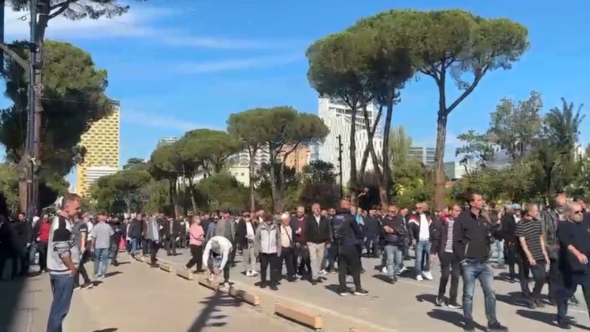 Tensionohet situata në bulevard: Mbështetësit e PD-së nisën marshimin nga Kryeministria drejt Ministrisë së Arsimit
