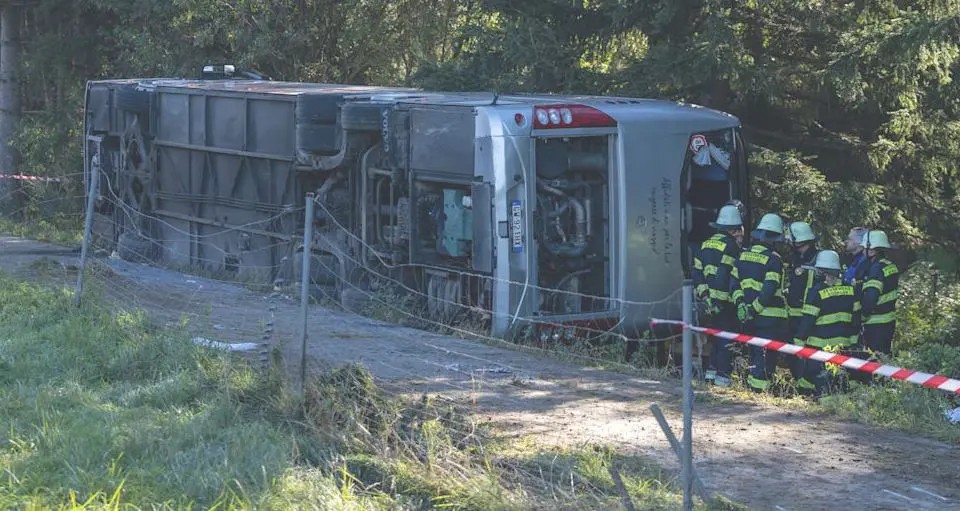 Tragjedi në Gjermani: Përmbyset autobusi me turistë, humbin jetën dy persona dhe plagosen dhjetëra të tjerë