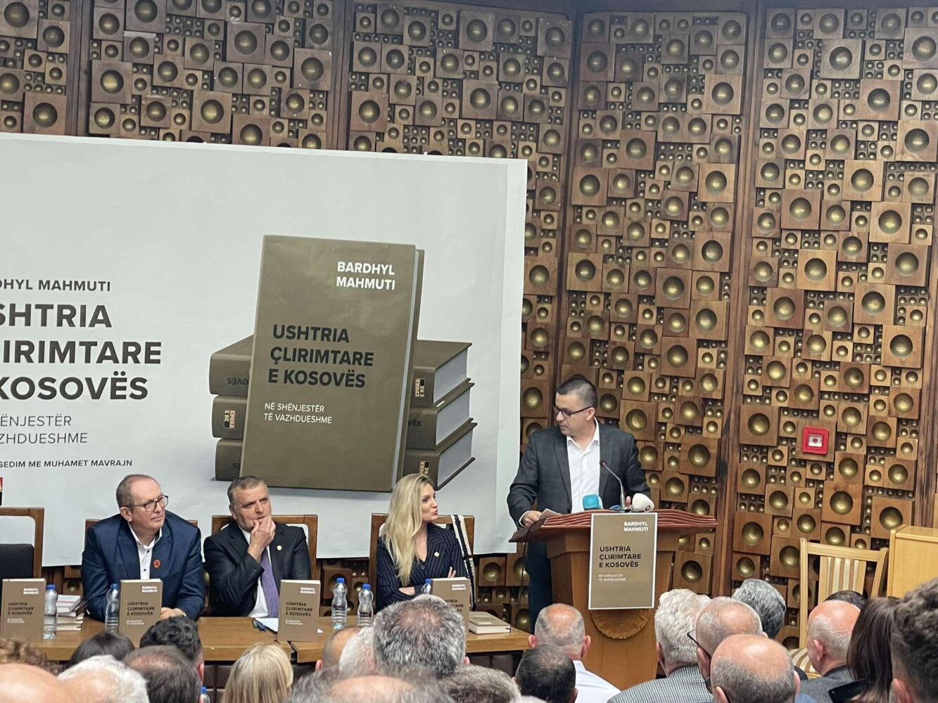 Përurohet libri “Ushtria Çlirimtare e Kosovës, në shënjestër të vazhdueshme” i Bardhyl Mahmutit