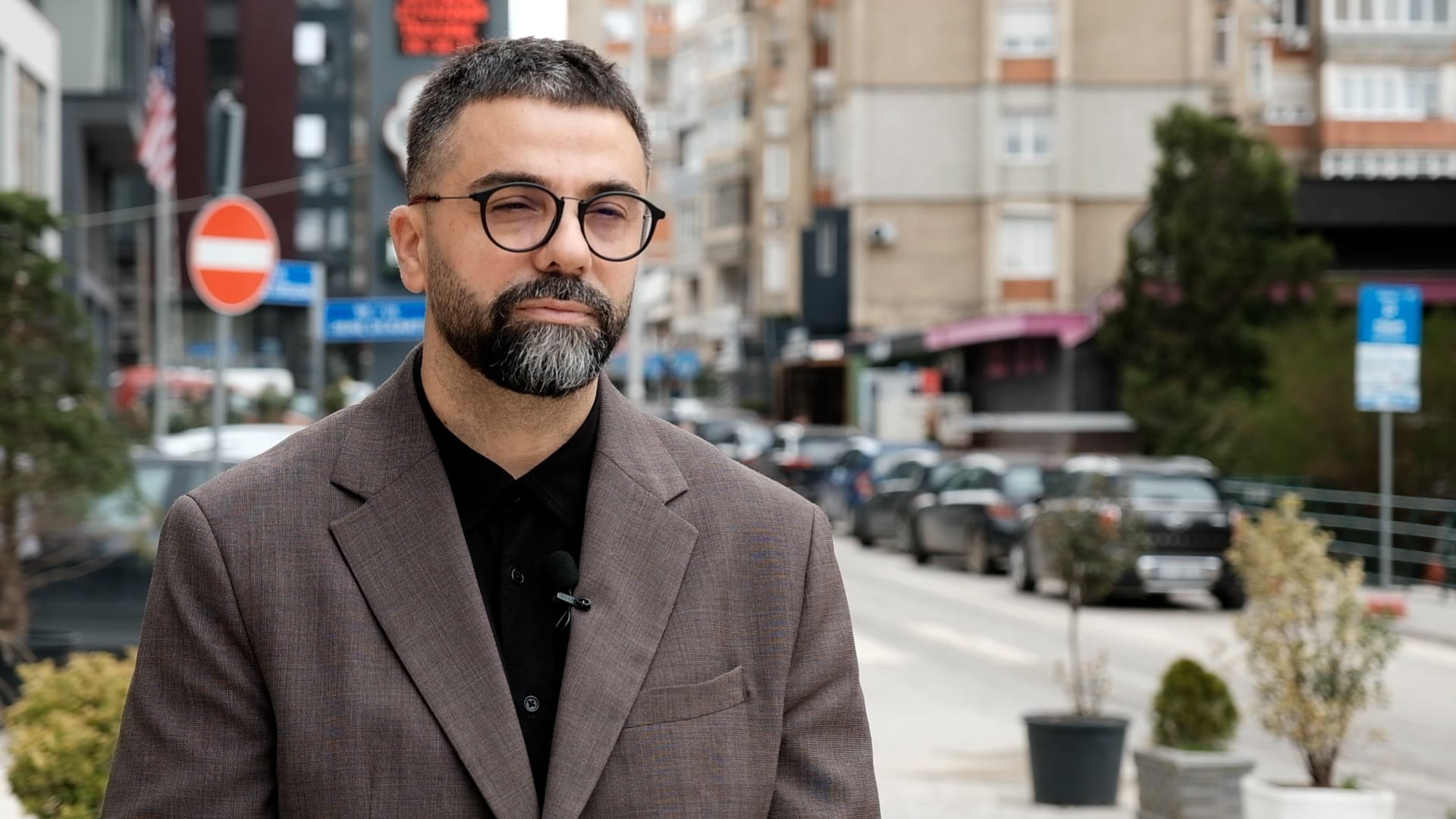 Vazhdimi i paraburgimit për Hashim Thaçin në ditën e protestës, reagon ashpër deputeti i PDK-së