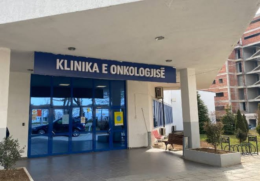 Vdekja e pacientes me kancer të gjirit, reagon drejtori i Onkologjisë: Mohon mungesën e terapisë për katër muaj