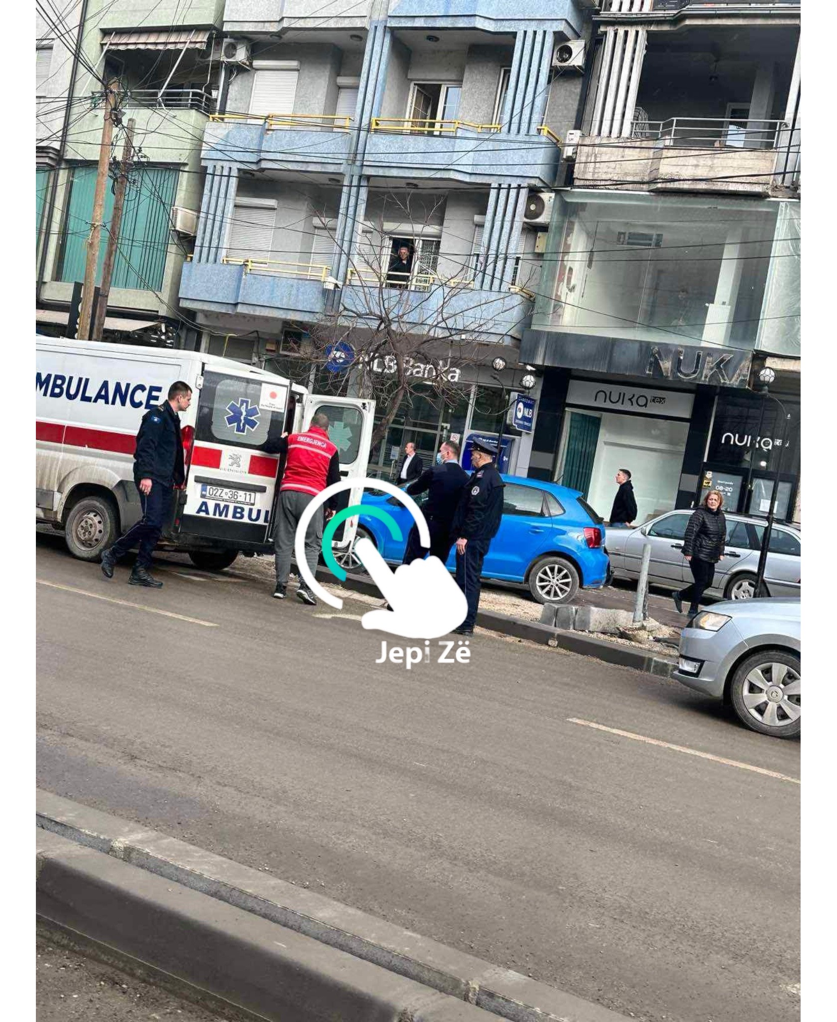 E dhimbshme: Gruja nga Mitrovica me probleme neurologjike jetonte e vetmuar, autoambulanca e tranporton në spital