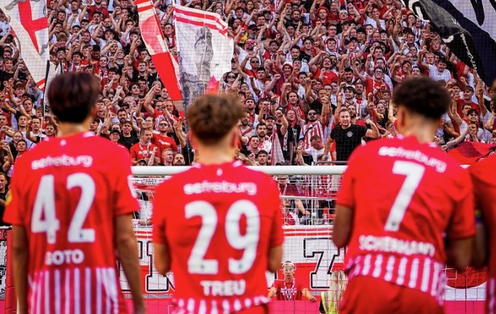 Surpriza e madhe në Gjermani: Freiburgu lë pas Bayernin dhe Dortmundin duke marrë kreun e Bundesligës