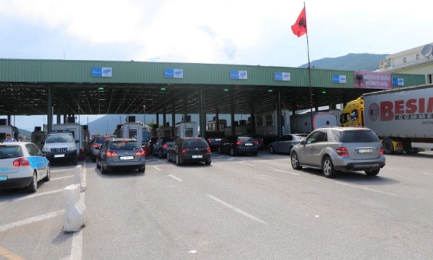 Rivendosen kontrollet në kufirin Shqipëri-Kosovë, kolona dhe pritje të gjata në Morinë