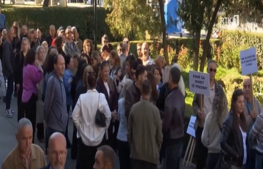 Kriza financiare në NPB, punonjësit zbarkojnë në protestë para Gjykatës Supreme për pagat e bllokuara