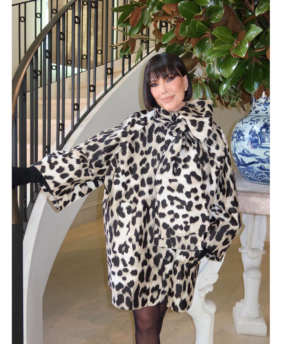 Kris Jenner shkëlqen në Victoria’s Secret: Elegancë absolute me Givenchy