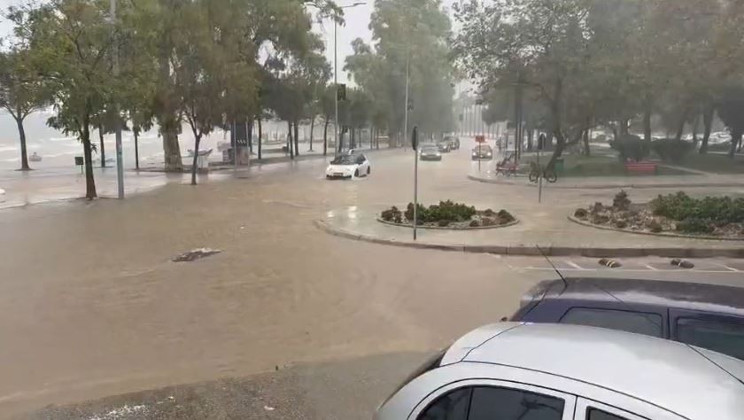 Vlora paralizohet përkohësisht nga shiu: Përmbytje rrugësh dhe kaos në trafik