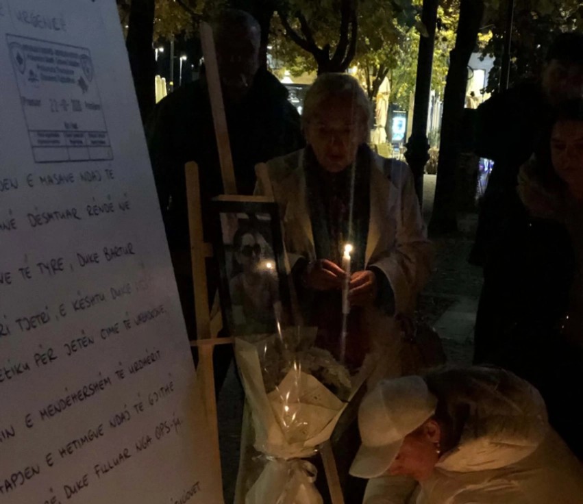 Tragjesia në Pejë: Qytetarët ndezin qirinj për Arlinda Zekajn, Kuvendi mblidhet në seancë të jashtëzakonshme