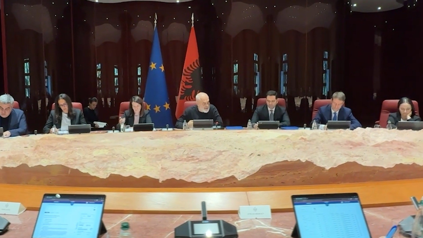 Zgjerohet skema e shpërblimeve për uniformat blu, shtohet fondi dhe numri i punonjësve të Policisë së Shtetit që përfitojnë
