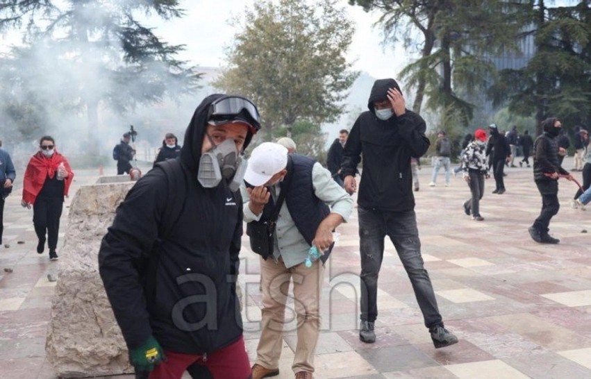 Valë dhune dhe shkatërrimesh në Tiranë, Shkodër e Durrës: Protestat e të rinjve dalin jashtë kontrollit