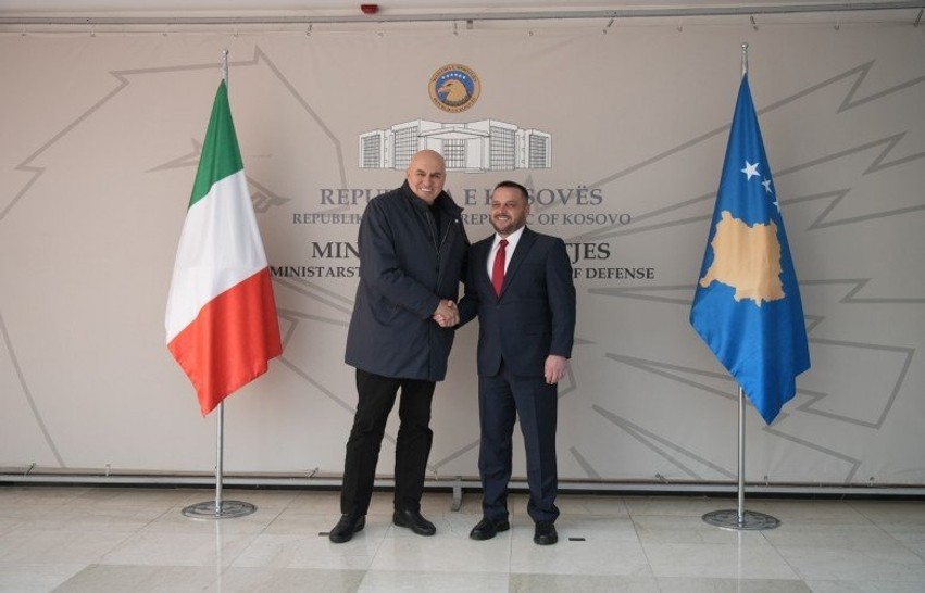 Ministri italian i Mbrojtjes nga Prishtina: Jemi duke shqyrtuar mundësinë e instalimit të radarëve ushtarakë në Ballkan