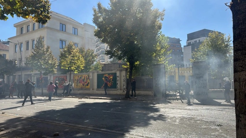 Ndërhyrja e forcave të rendit para Ministrisë së Arsimit: Përdoret uji me presion për shpërndarjen e protestuesve dhe zhbllokimin e rrugës