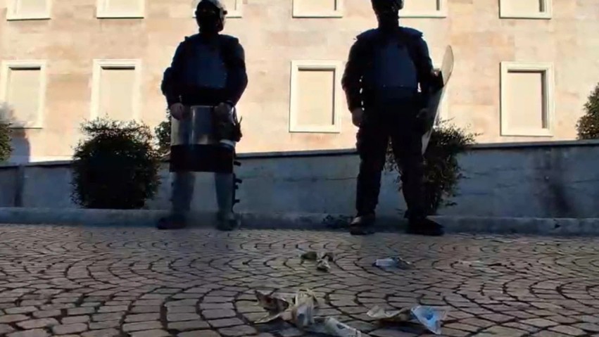 Ironi para Kryeministrisë: Protestuesit qëllojnë drejt efektivëve me dollarë të falsifikuar