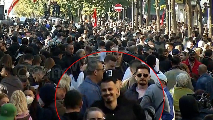 Tjetër mbështetje publike për studentët, Mateo Borri iu bashkohet protestuesve para Ministrisë së Arsimit