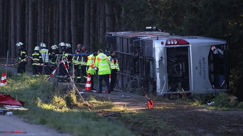 Tragjedi në Gjermani: Përmbyset autobusi me turistë drejt Oktoberfest, dy viktima dhe dhjetëra të lënduar