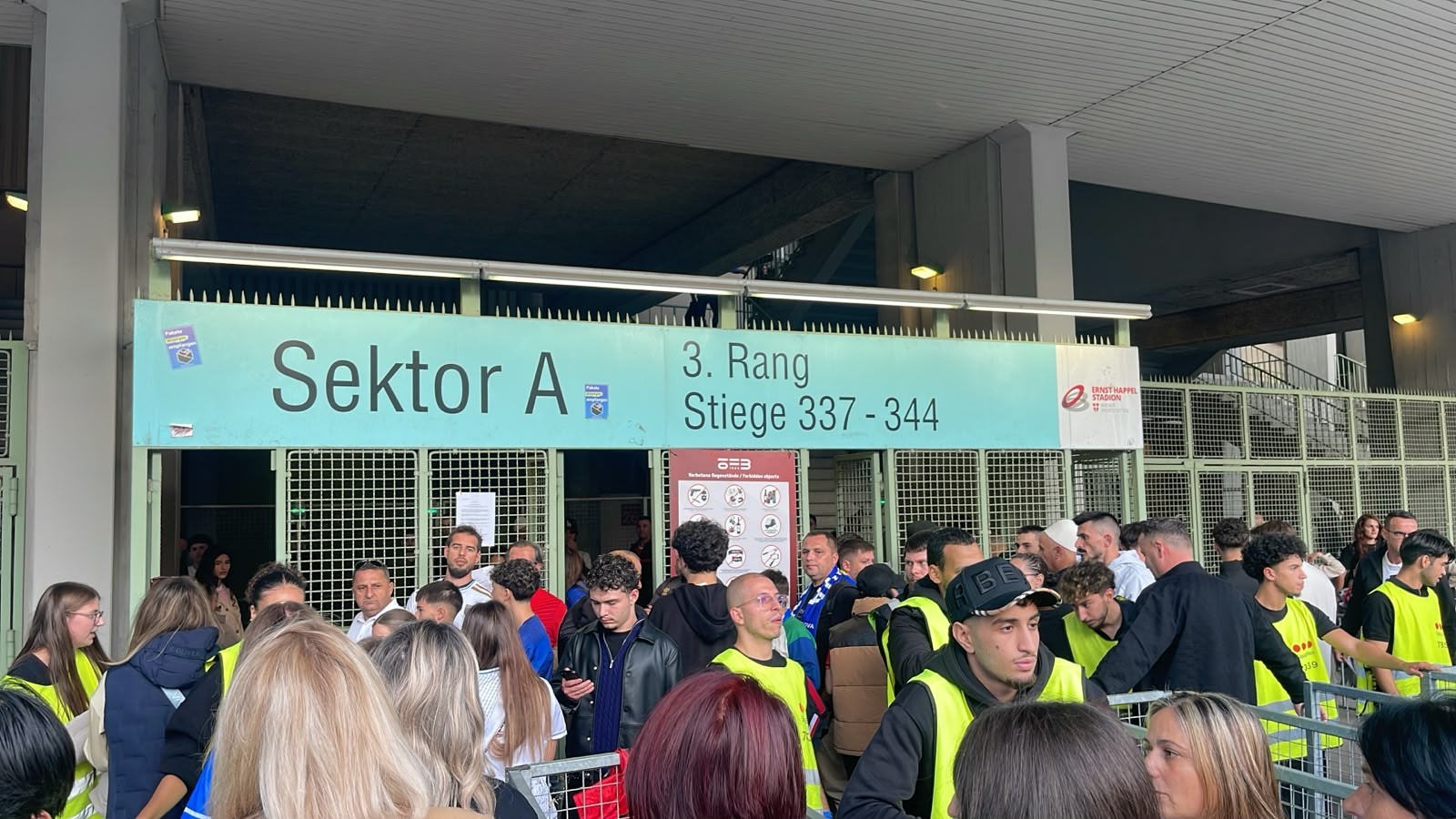 Masat e rrepta në Vjenë: Autoritetet austriake ndalojnë flamujt e UÇK-së dhe ata kuq e zi për tifozët 'Dardanë'