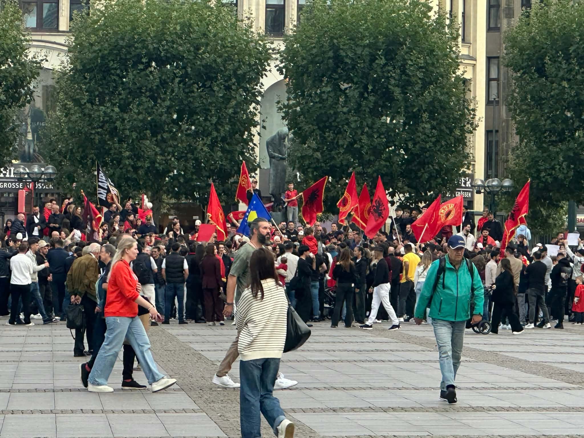 Revolta e diasporës: Shqiptarët ngrihen në protestë në Gjermani pas vendimit të Speciales