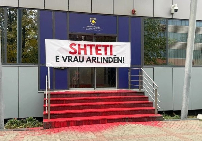 “Shteti dështoi të mbrojti viktimën”: Organizata QIKA proteston para ekzekutivit për vrasjen e Arlinda Sylaj Zekajt